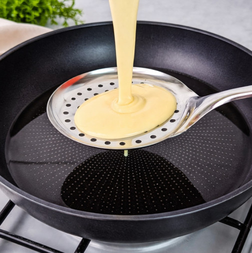 Разбърквам тестото и го изсипвам с решетъчна лъжица в горещото олио: Евала на човека, който е измислил тази вкусотия!