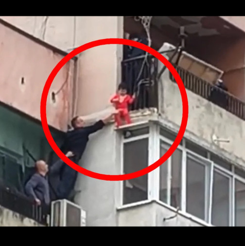 Зрелищно видео от спасителната акция на увисналото на 8-мия етаж детенце (ВИДЕО)