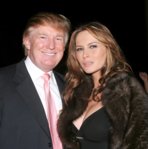 Мелания бременна и по бански влиза в самолет през 2006 година, а Тръмп седи в мерцедес, когато двамата още не са известни-Снимка 