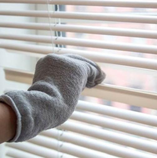 Брилянтно лесен начин за почистване на щори от прах и мазнини, без да ги сваляте