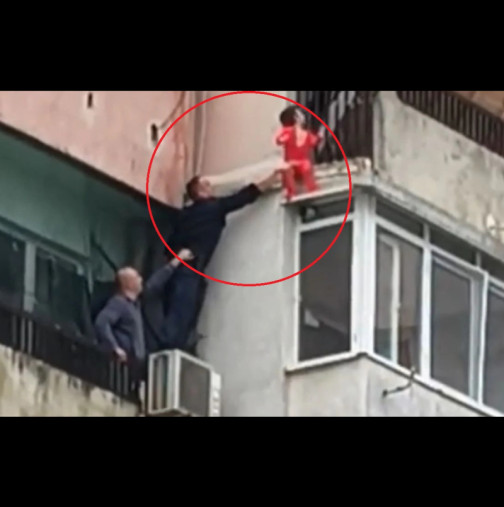 Задържаха родителите на спасеното по чудо от балкона 2-годишно дете - то и по-малко момиченце оставени без надзор:
