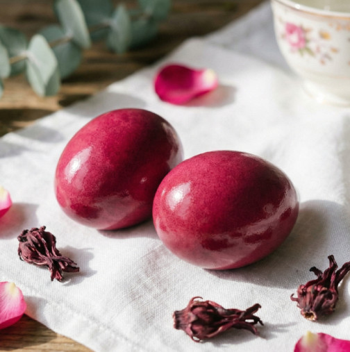 Забравете за химиите и пакетчетата с боя: ПЕТ рецепти с натурални багрила за великденски яйца, които изглеждат като от списание