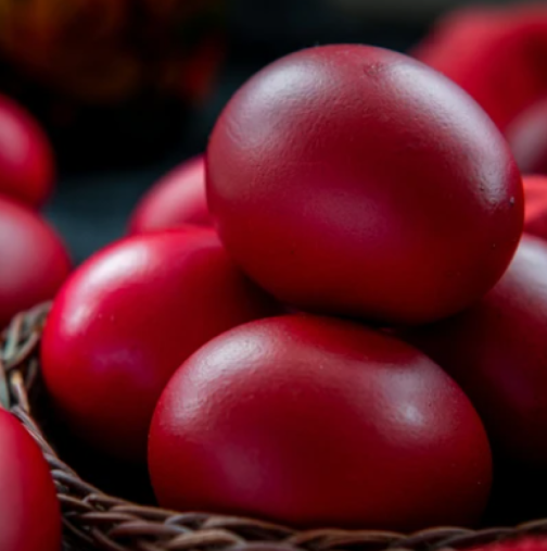 Без химикали и изкуствени оцветители: ще получите най-красивите червени яйца с тези четири прости съставки