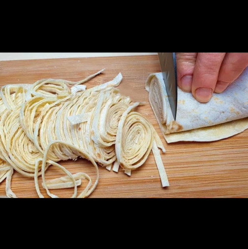 Вземам една арабска питка, навивам, нарязвам на лентички и приготвям вкусотия, за която всички се избиват!