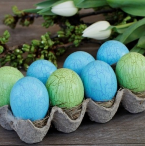 Всички изоставят боята и преминават към този стил на оцветяване: Трикът със зелето прави най-добрите великденски яйца