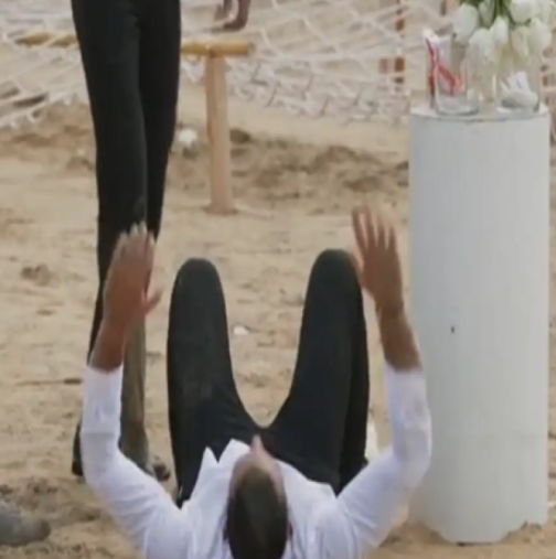 Критичен момент в „Ергенът“: Отвеждат Крис в болница, след инцидент на плажа