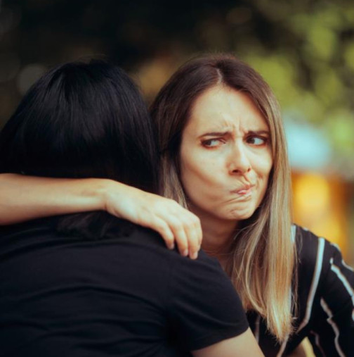 Най-опасни са нарцисите, скрити зад маската на любезността: Познавате ли „добрия човек“, който ви кара да се съмнявате в себе си?