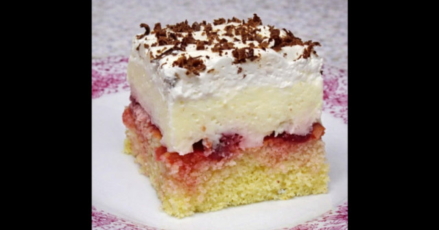 Луксозни плодови резени със заквасена сметана. Винаги правя две тави и никога не остава и трохичка!