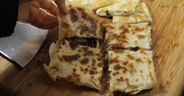 Турски бюрек на тиган, готов за 15 минути: Любим на всички от 7 до 77 г!