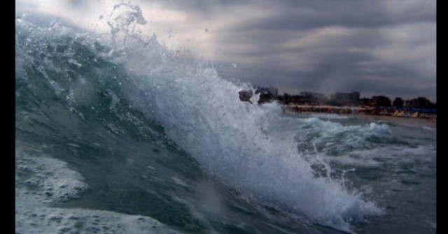 Зловеща находка: Труп на гола жена изплува на плажа в Поморие!