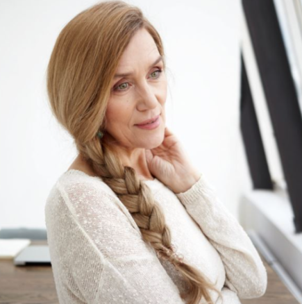 Всяка жена след 50 трябва да започва сутринта така: 3 ключови навика в първия час след сън, които подпомагат по-бавното стареене