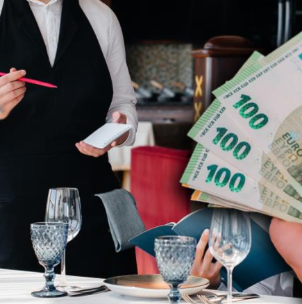 Клиенти на сладкарница платиха „такса миене на чаша“ към сладоледа, след което клиентът избухна: 