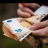 Парите са в сметката им след Великден! Тези ТРИ знака се отърват от дълговете за по-малко от минута!