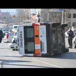 Линейка се преобърна и затапи движението на ключово кръстовище в центъра на София: