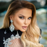 Деси Слава пя с найлонова торбичка на главата-Снимки