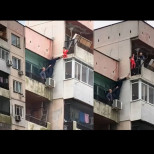 Съседи на семейството, чието дете увисна от 8-мия етаж в Ямбол, с потресаващ разказ за това, което заварили в апартамента: