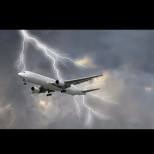 Мълния удари излитащ самолет от летище Варна! Вижте зрелищните кадри: