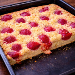 Просто изсипвам всички продукти в тавата и правя върховен Мързелив чийзкейк - без излишно цапане и миене на съдове!