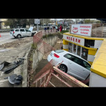 Ужас в Шумен! Кола се вряза челно в магазин, има ранени!