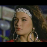 Помните ли Касандра? На 51 изуми със снимките си по бански: има тяло, на което дори два пъти по-младите от нея завиждат!