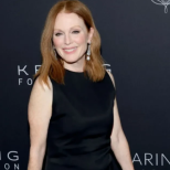 Джулиан Мур изглежда два пъти по-млада: Нейният трик за младежки вид смая жените!