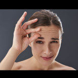 Всеки го има, но никой не знае за този ЕФЕКТ: Евтин хранителен продукт от кухнята премахва перфектно бръчки!