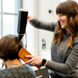 Обратно изсушаване със сешоар връща обема на тънката коса след 50: Бърз трик за по-младежка визия за минути