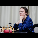 Показа горещи форми! Кралицата на шахмата Нургюл Салимова се пусна по розова нощничка в мрежата: