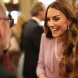 Като истинска кралица: Кейт Мидълтън в нежна лилава рокля и символични перли на 100-годишнината на Елизабет II