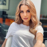 Скъса с имиджа на добро момиче! Михаела Маринова събра очите по мрежи и жартиери (СНИМКА)