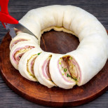 Пълня пакет с бутер тесто, навивам и нарязвам така: Забравете за соления кекс, гостите ви няма да говорят за нищо друго!