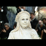Една от най-красивите жени в света се превърна в жива скулптура на Met Gala! Визията, която събра най-много реакции: