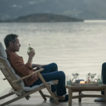 През 90-те всички жени бяха влюбени в него, а сега той изненада: Актьорът с пола и перука на главата