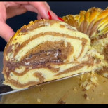 Великденско крем руло: Мек и ефирен сладкиш, пълен с шоколад! Няма начин да му устоите: