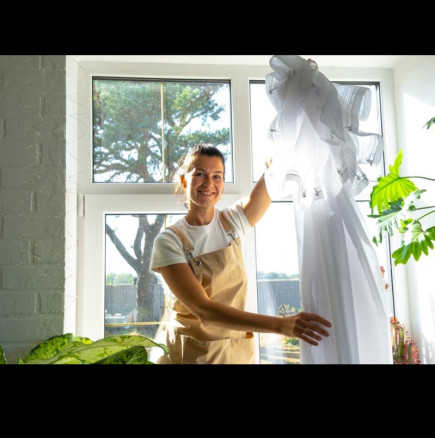 Всичко, от което се нуждаете, е леген и 2 съставки от кухнята: Домашен шейк, който възстановява искрящо белия цвят на пердетата