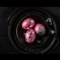 Ако ги ядете, рискувате здравето си: 5 неща, с които НИКОГА не бива да украсявате великденски яйца