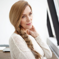 Всяка жена след 50 трябва да започва сутринта така: 3 ключови навика в първия час след сън, които подпомагат по-бавното стареене