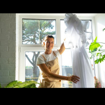 Всичко, от което се нуждаете, е леген и 2 съставки от кухнята: Домашен шейк, който възстановява искрящо белия цвят на пердетата