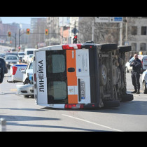 Линейка се преобърна и затапи движението на ключово кръстовище в центъра на София: