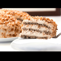 Перфектната комбинация от сочни кори, печени лешници и хрупкав крокан: Египетска торта по изпитаната рецепта на мама Гинче