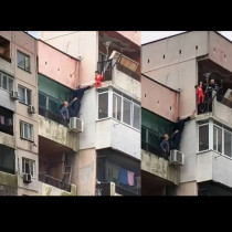 Съседи на семейството, чието дете увисна от 8-мия етаж в Ямбол, с потресаващ разказ за това, което заварили в апартамента: