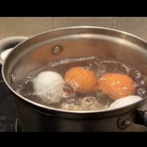 Никога не изхвърляйте водата, в която сте варили великденските яйца: така изхвърляте щастието и здравето на домакинството.