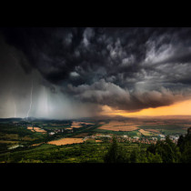 Днес небето се разтваря над България! Гръмотевици, градушки и силен вятър в тези райони: