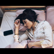 Защо НЕ трябва да спите с телефона до главата си - и не става въпрос само за радиация