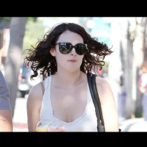 Родителите не знаят къде да си дянат парите, а тя работи на 4 места и се кара с всички: Все още кърми тригодишно дете