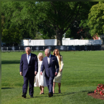 Сцена в Белият дом-Мелания целуна крал Чарлз, а всички тръпнеха в очакване на моментът, който подпали света