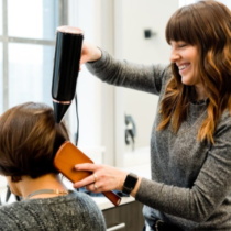 Обратно изсушаване със сешоар връща обема на тънката коса след 50: Бърз трик за по-младежка визия за минути