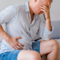 Години наред той гасеше киселини с таблетки, без да знае, че крие сериозно заболяване: Много хора пренебрегват този симптом