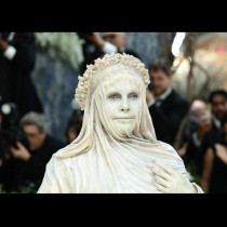 Една от най-красивите жени в света се превърна в жива скулптура на Met Gala! Визията, която събра най-много реакции: