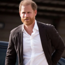 „Скъпа, липсва ми гушкането с теб!“: Принц Хари и журналистката в центъра на аферата